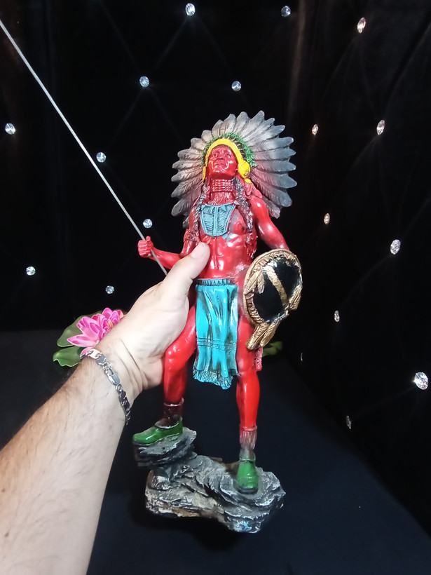 مجسمه سرخ پوست ایستاده
